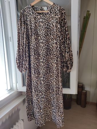Chic H\&M Leopard Print Dress, Size M 🐆